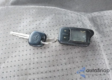 2010 Toyota Sienna Le z USA, uszkodzony, nr VIN 5TDJK4CC6AS031098